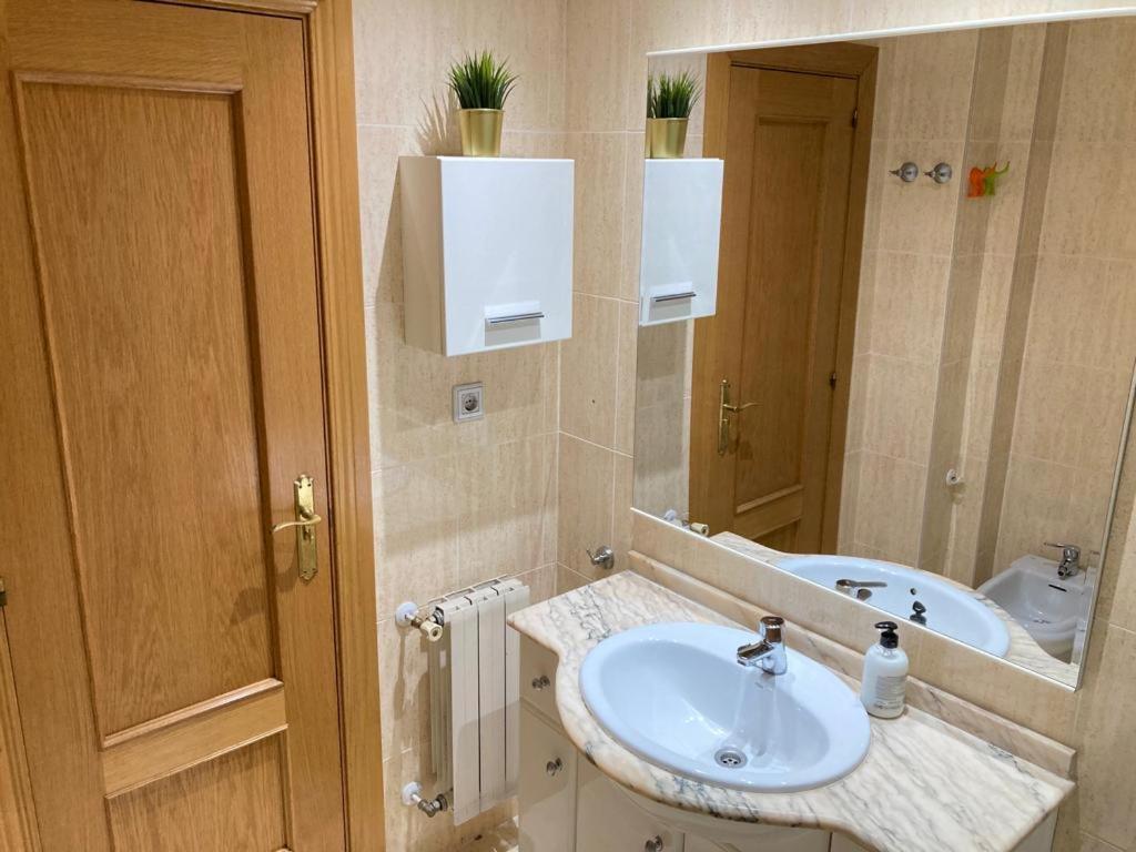 Apartamento Grande, 2 Dormitorios, Garaje Gratis Madrid Dış mekan fotoğraf